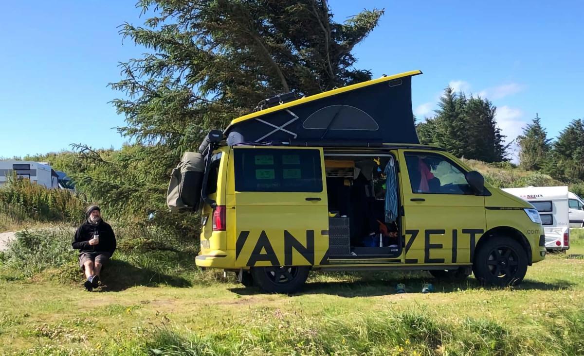 VANZEIT ® California an der norwegischen Nordseeküste auf einem Campingplatz